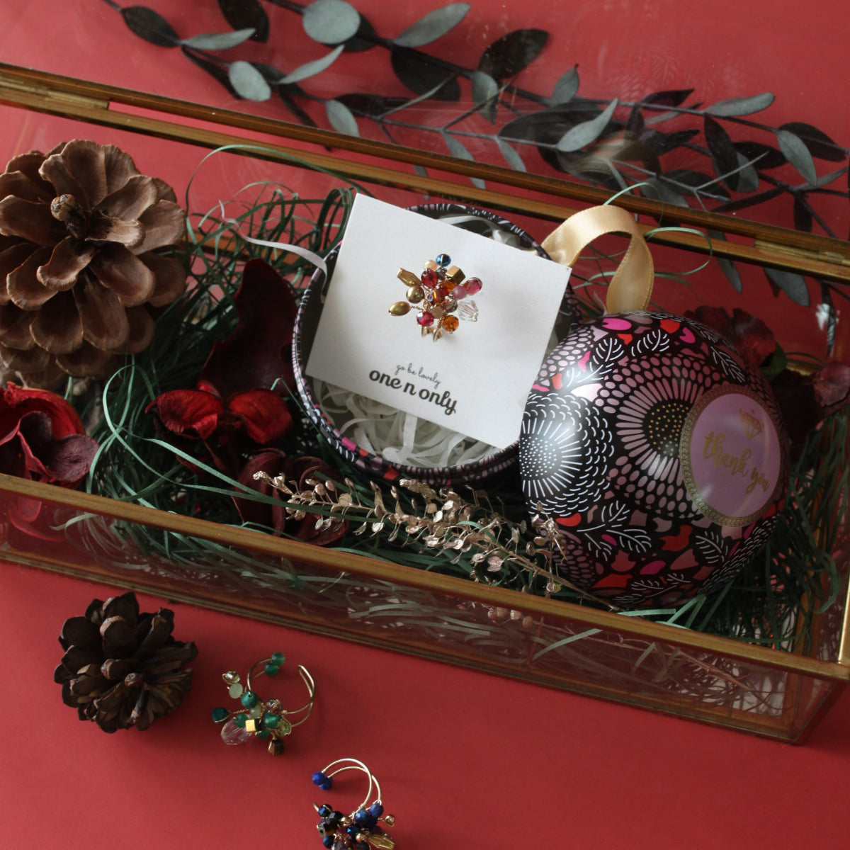 【聖誕禮盒組】聖誕雪花之紅精靈14K注金耳骨夾一只+馬口鐵球禮盒